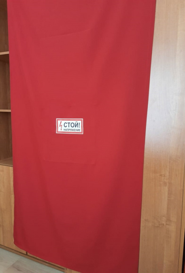 Protective screen for RPA panels (curtain) antistatic fabric 2500x1000mm, inscription "Stop voltage", "Protection in operation" color red on magnets