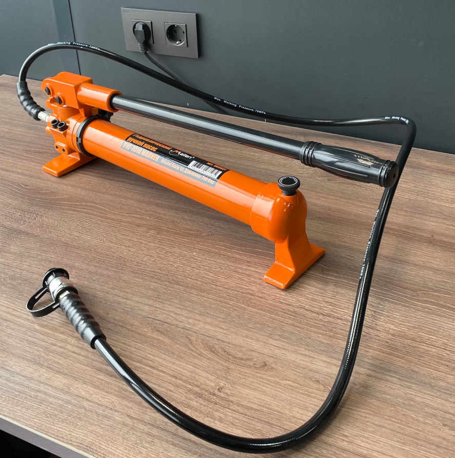 Manual hydraulic two-stage pump RNG-7010 (700 bar, 1.0 L, RVD 1.8 m) MALIEN