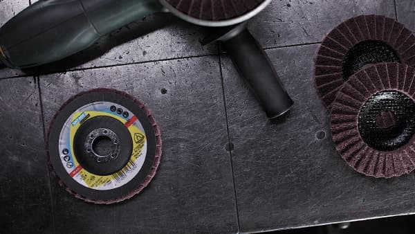 Лепестковый тарельчатый круг из нетканого материала SMT 800 Special, 115 x 22,23 coarse