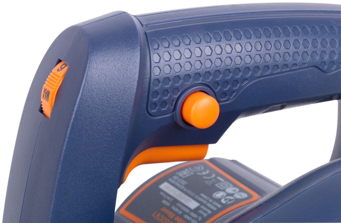 MAX-PRO Воздуходувка-пылесос 600 Вт; 6000-16000 об/мин; 3500 л/мин; 1,5 кг; дополнительные щетки; коробка