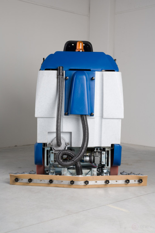 Battery cleaning machine with operator