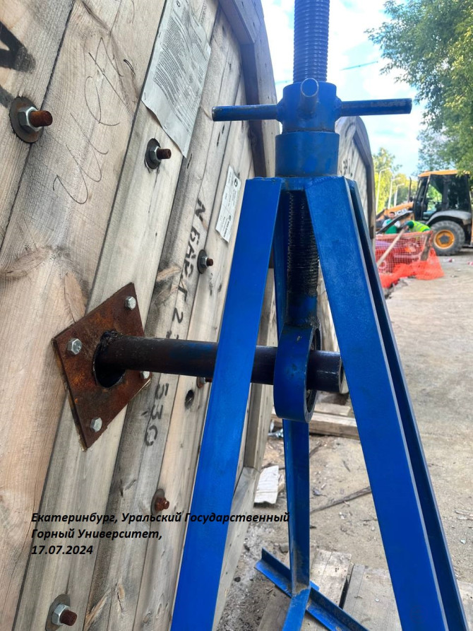 DC-6VMU MALIEN upgraded cable jack, drums up to No. 26, g/n up to 6 tons (set: 2 racks, 2 screw rods on bearings + bearing assemblies for the axle, axis d=64 mm, L=2500 mm with clamping shoes)