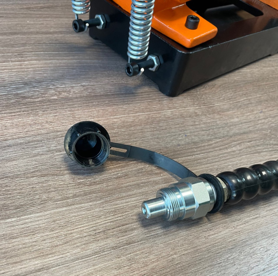 Foot-mounted two-stage hydraulic pump NG-7008 (700 bar, 0.8 L, 1.8 m high pressure) MALIEN