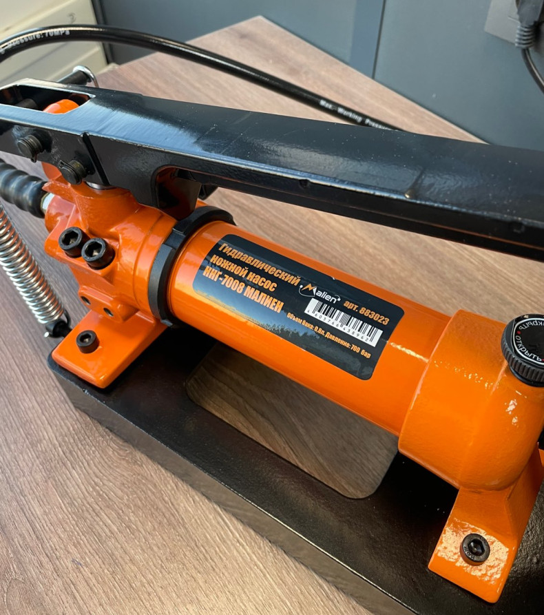 Foot-mounted two-stage hydraulic pump NG-7008 (700 bar, 0.8 L, 1.8 m high pressure) MALIEN