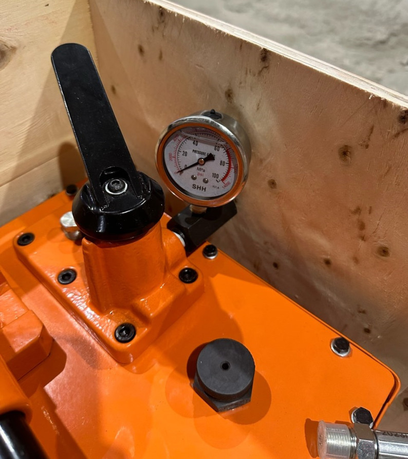 Manual hydraulic two-stage pump RNG-7080M (pressure gauge, 700 bar, 8.0 L, RVD 1.8 m) MALIEN