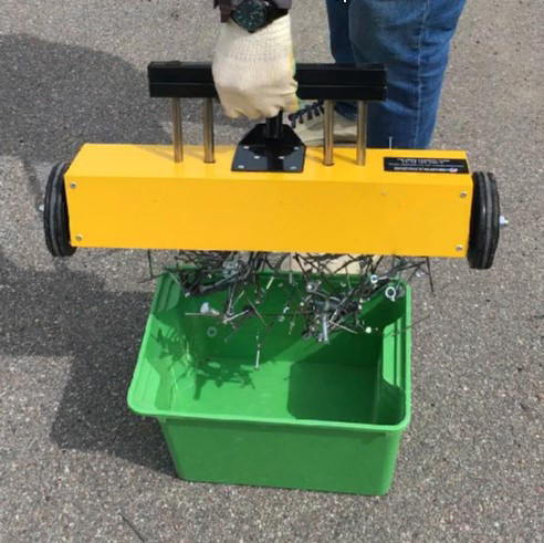 Magnetic collector on wheels with PROF-MAGNET cleaning system, 550 mm