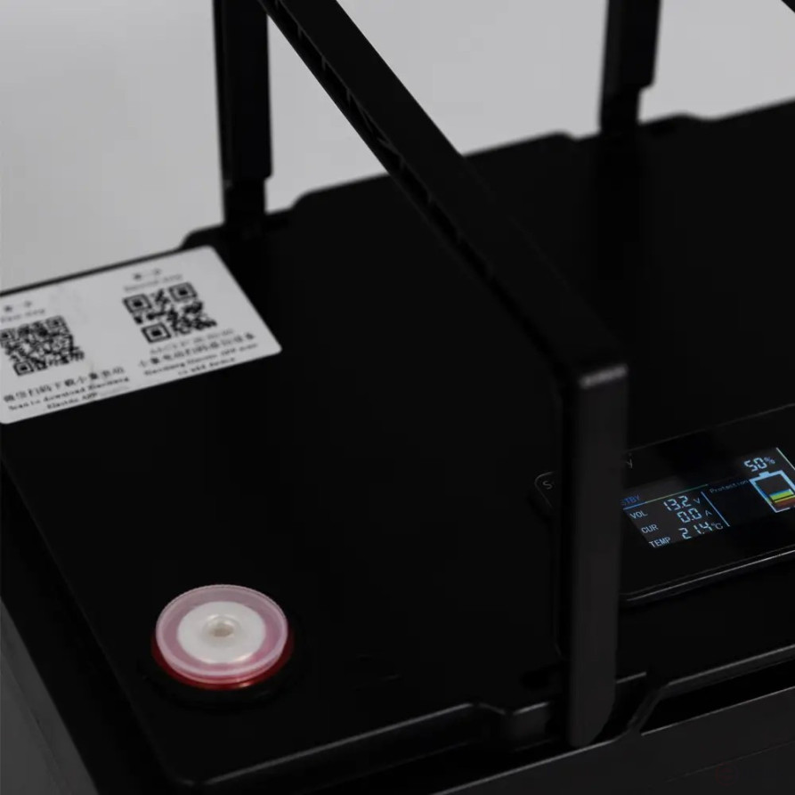 Lithium Traction Battery LitoMax LiFePO4 12.8V 100Ah with Color Monitor