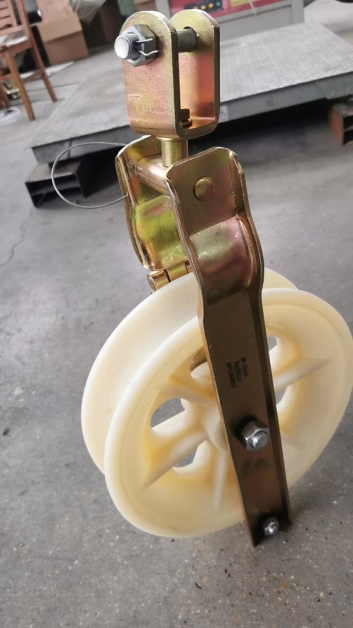 Roller rolling outboard MP-320x60 on a MALIEN swivel bracket