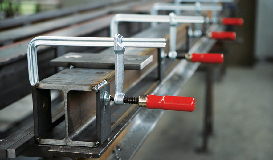 GS40 classiX Струбцина цельнометаллическая 400/120, усилие: 5 кН, c деревянной рукояткой