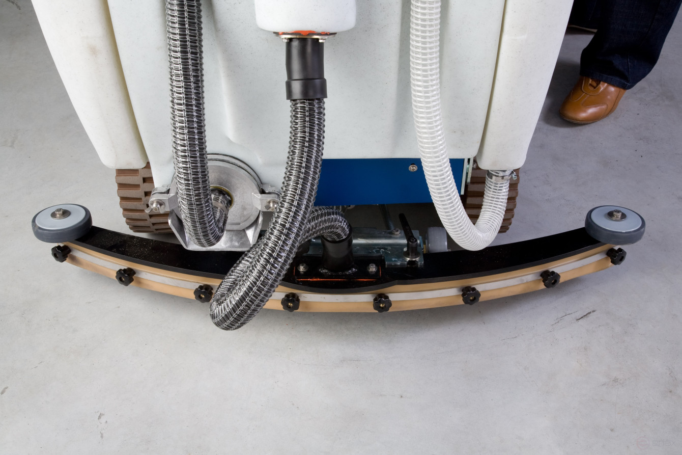 Поломоечная аккумуляторная машина с местом оператора SMILE 80M, без АКБ