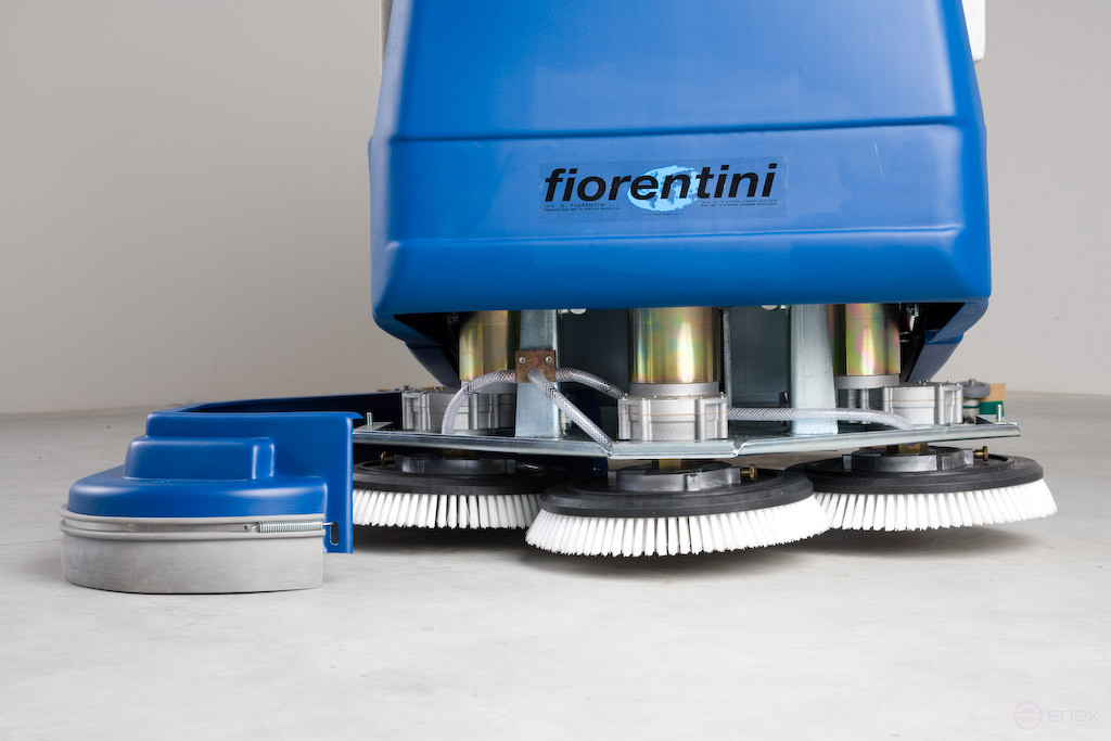 Battery cleaning machine with operator