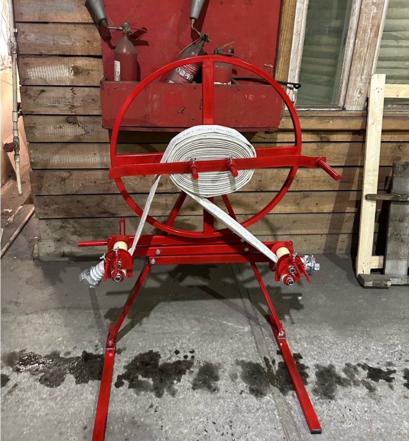 A machine with a manual drive for rolling fire hoses onto a new rib and winding them into a single or double roll SPPR-03 MALIEN