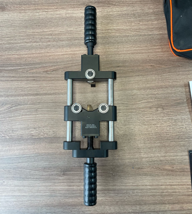 A tool for removing insulation and semi-conducting shield on a cable insulated with cross-linked polyethylene ISI-90 MALIEN (35-90 mm)