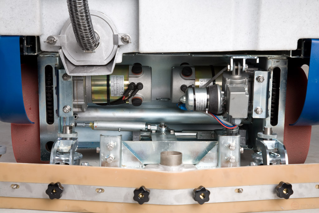 Battery cleaning machine with operator