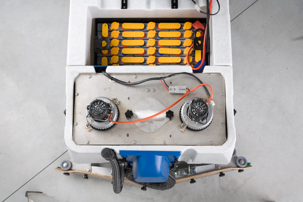 Battery cleaning machine with operator