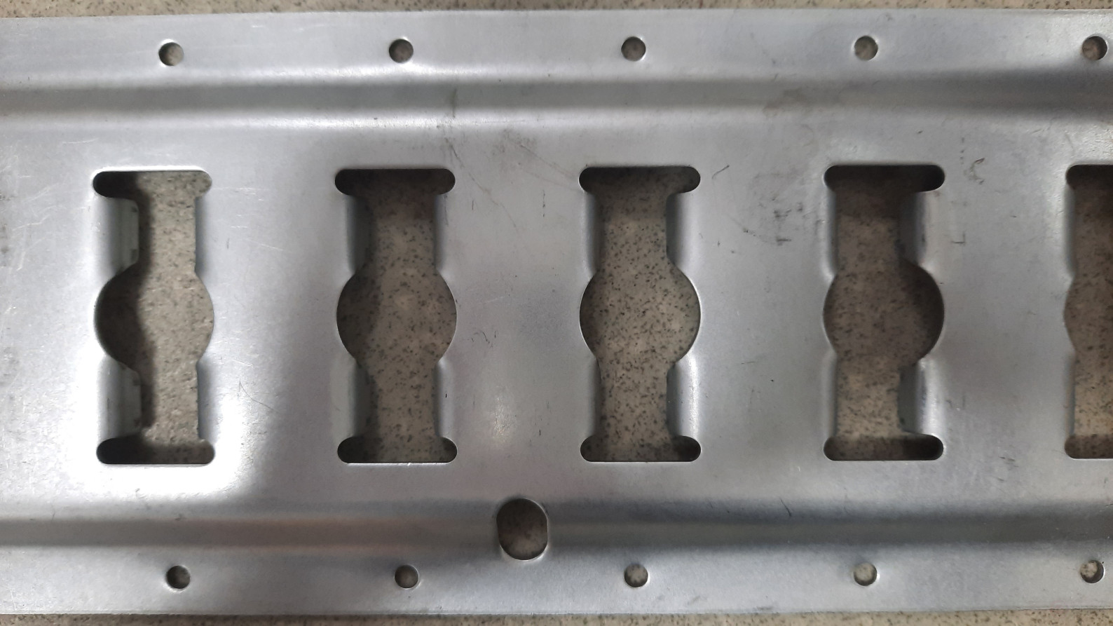 Galvanized steel rigging rail S=2.0 mm 3.048 m (TR1201S)