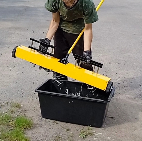 Magnetic picker on 1000 mm wheels with PROF-MAGNET cleaning system