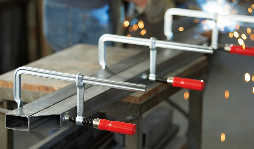 GS20 classiX Струбцина цельнометаллическая 200/100, усилие: 5 кН, c деревянной рукояткой