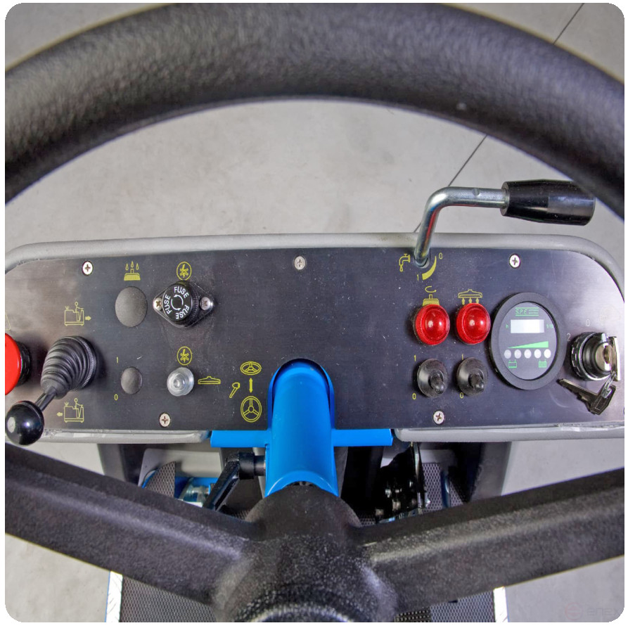 Поломоечная аккумуляторная машина с местом оператора UNICA 100, c АКБ Гель 240 Ач