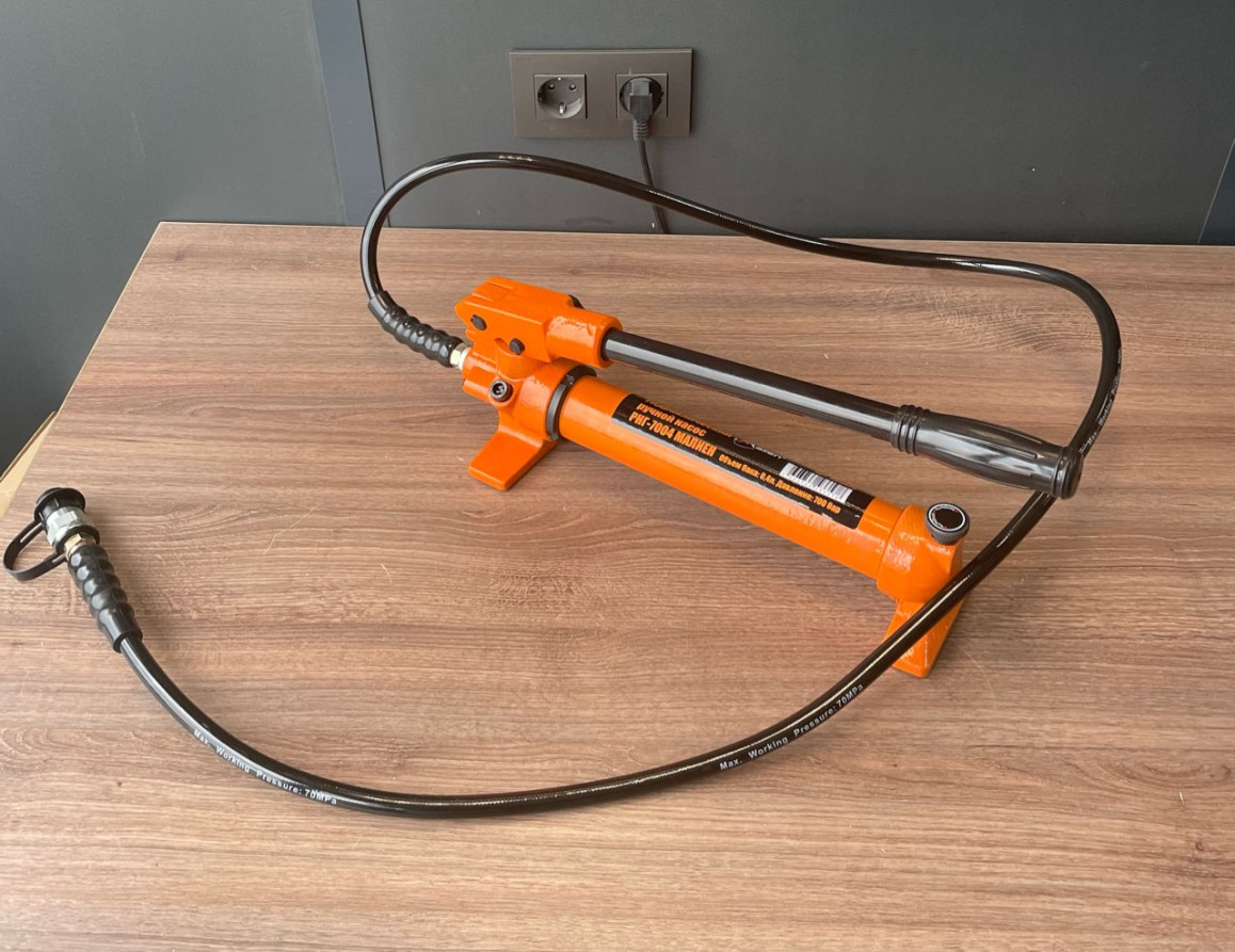Hydraulic hand pump RNG-7004 (700 bar, 0.4 L, RVD 1.8 m) MALIEN