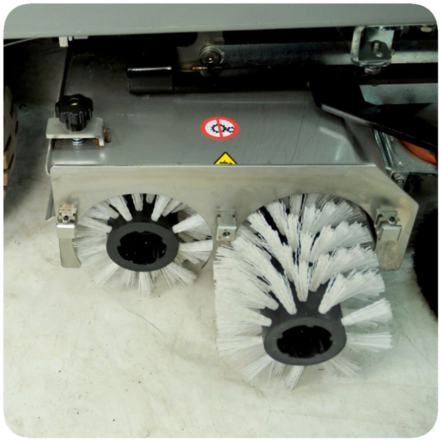 Поломоечная аккумуляторная машина с местом оператора SMILE 80M, c АКБ Гель 240 Ач