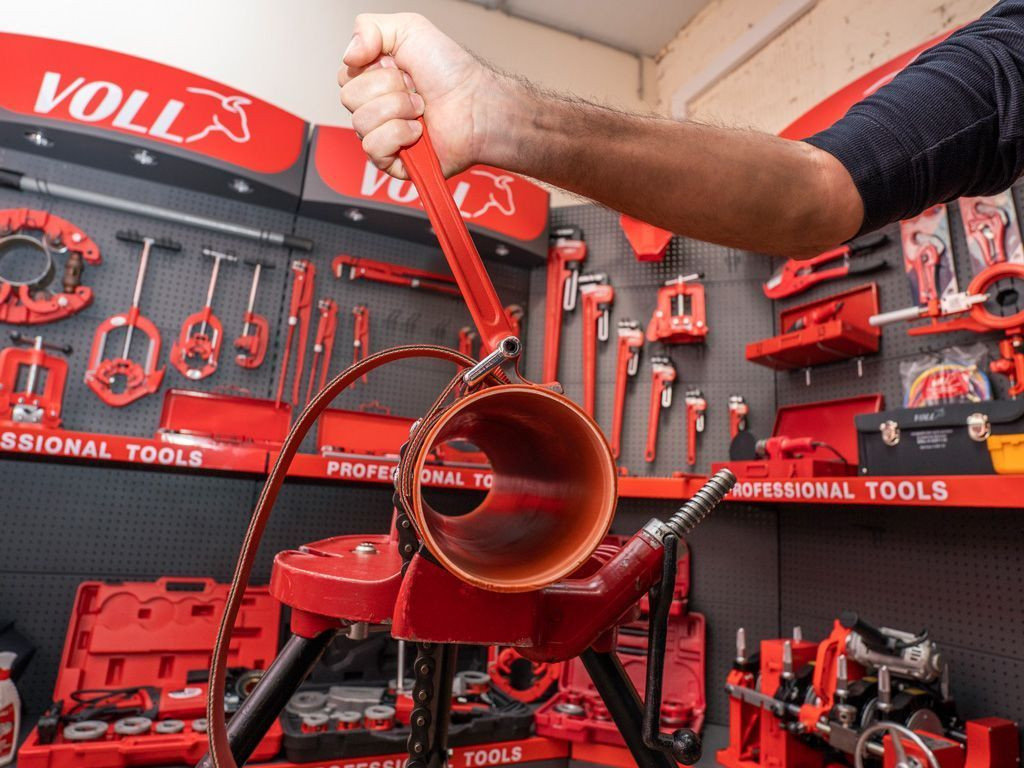 Усиленный ремешковый ключ VOLL для труб D до 220 мм.