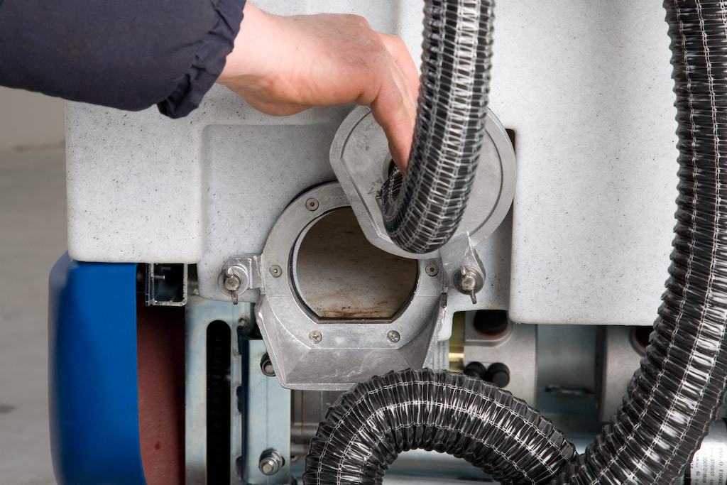 Battery cleaning machine with operator