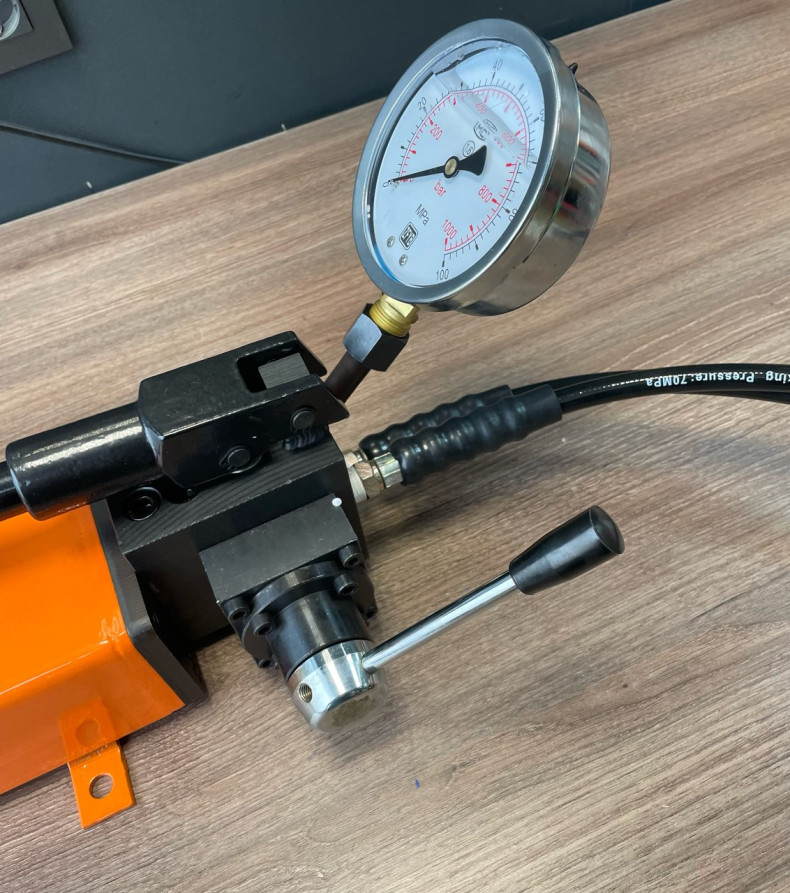 Manual hydraulic two-stage double-acting pump RNG-7025/M2 (pressure gauge, 700 bar, 2.5 l, RVD 2 pcs x 1.8 m) MALIEN