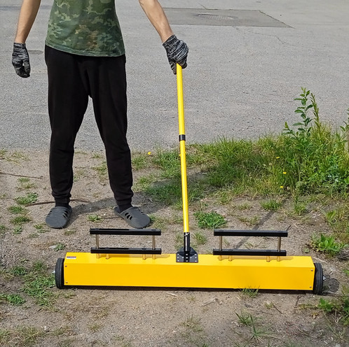 Magnetic picker on 1000 mm wheels with PROF-MAGNET cleaning system