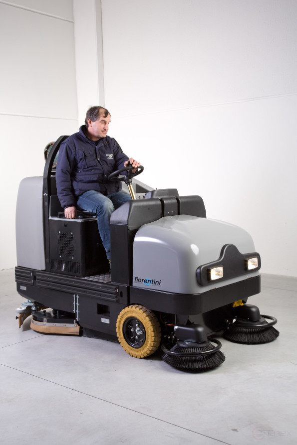 Подметально-поломоечная машина с местом оператора с дизельным двигателем I 115 SSDB