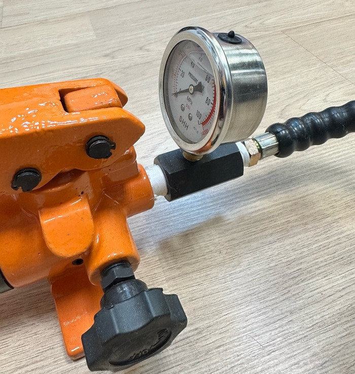 Hydraulic hand pump RNG-7004M (pressure gauge, 700 bar, 0.4 L, RVD 1.8 m) MALIEN