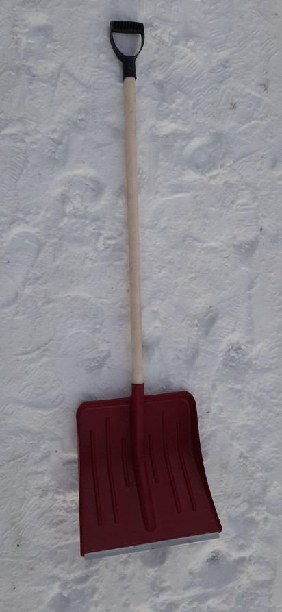 Лопата снеговая "Метелица" Цветная с алюминиевой планкой с деревянным черенком и V-ручкой, 410х400 d-32