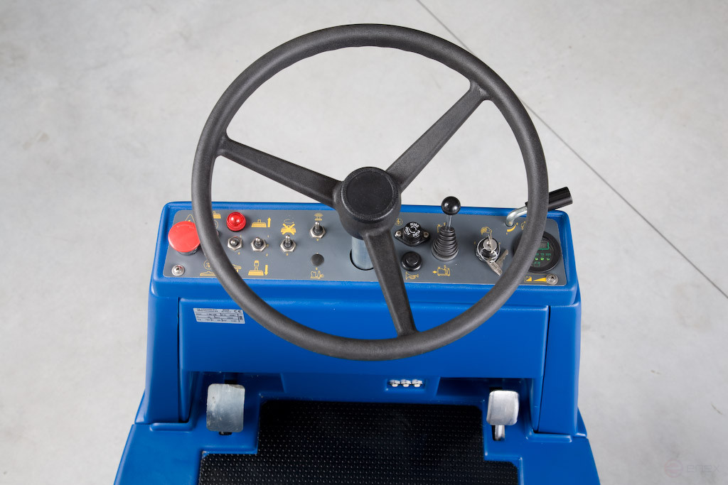 Battery cleaning machine with operator