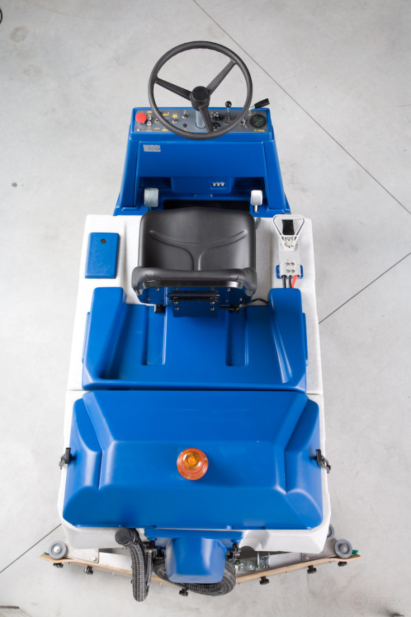 Battery cleaning machine with operator