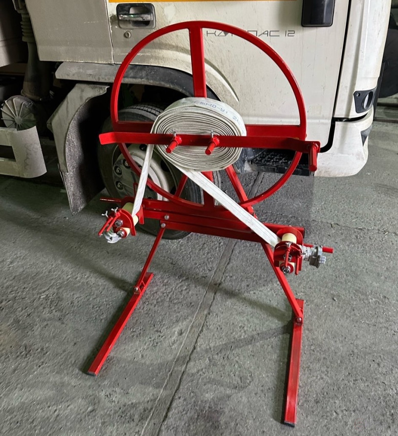 A machine with a manual drive for rolling fire hoses onto a new rib and winding them into a single or double roll SPPR-03 MALIEN