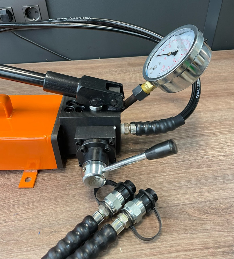 Manual hydraulic two-stage double-acting pump RNG-7025/M2 (pressure gauge, 700 bar, 2.5 l, RVD 2 pcs x 1.8 m) MALIEN