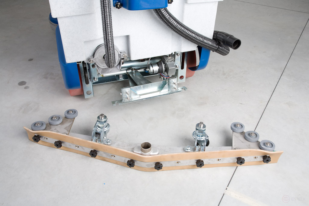 Battery cleaning machine with operator