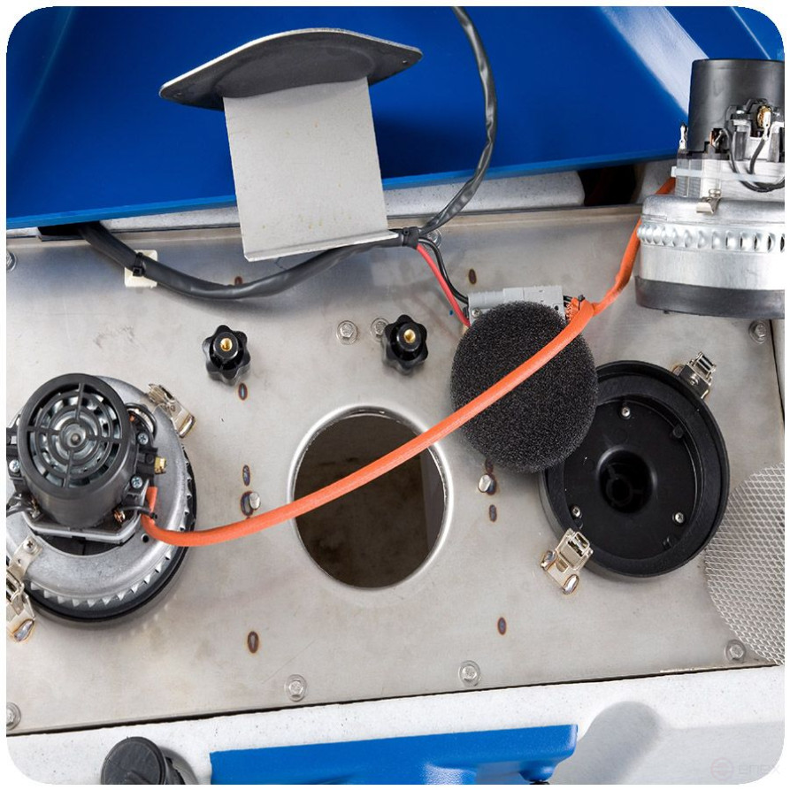 Battery cleaning machine with operator