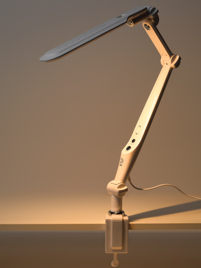 Настольный светильник ЭРА NLED-496-12W-W светодиодный на струбцине белый