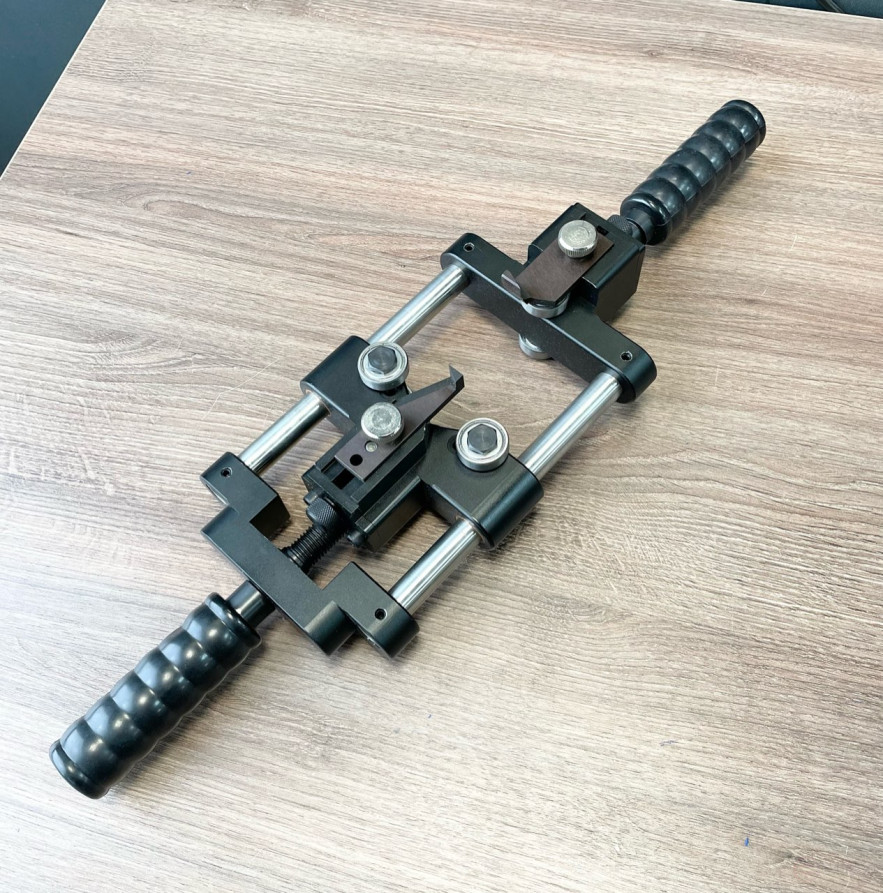A tool for removing insulation and semi-conducting shield on a cable insulated with cross-linked polyethylene ISI-90 MALIEN (35-90 mm)