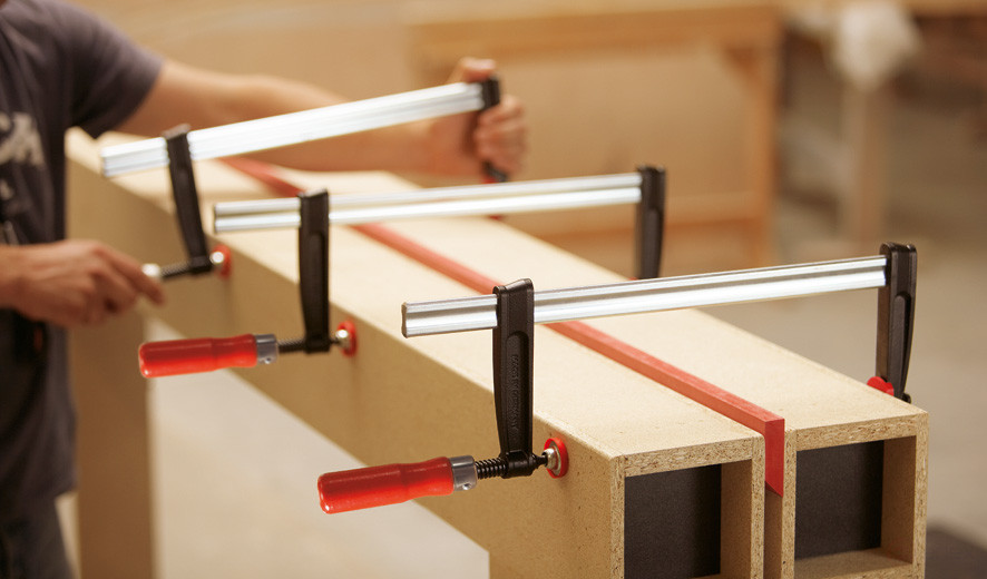 TPN30S10BE Струбцина из ковкого чугуна 300/100, усилие: 5.5 кН, с деревянной рукояткой, полая рейка