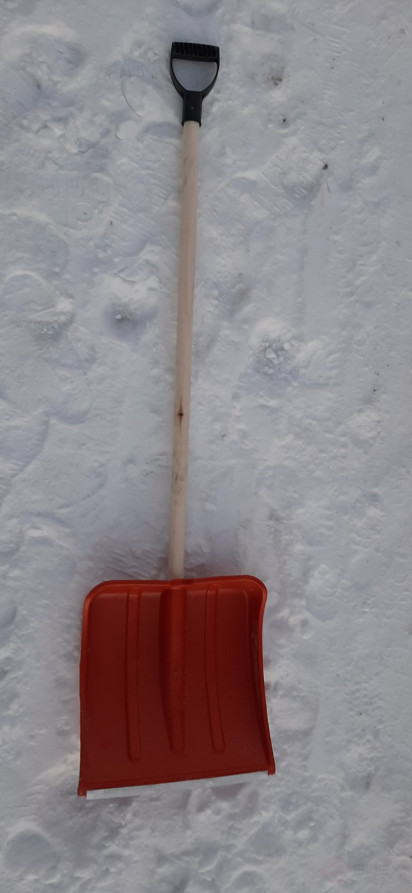 Лопата снеговая "Снежок" Цветная в сборе с дер чер и V-образной ручкой, 380х365мм