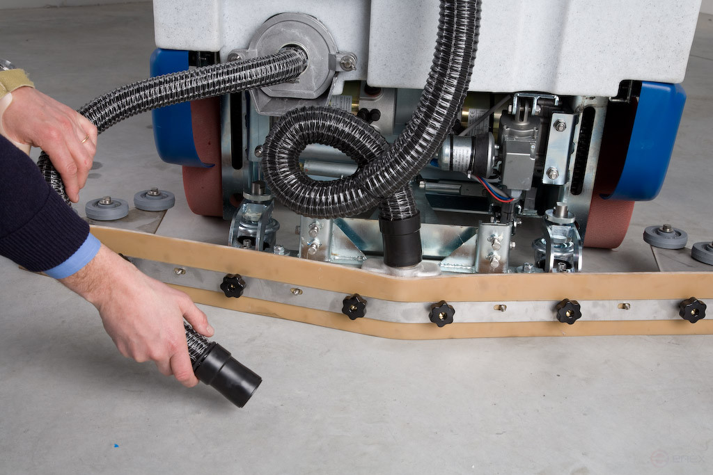 Battery cleaning machine with operator