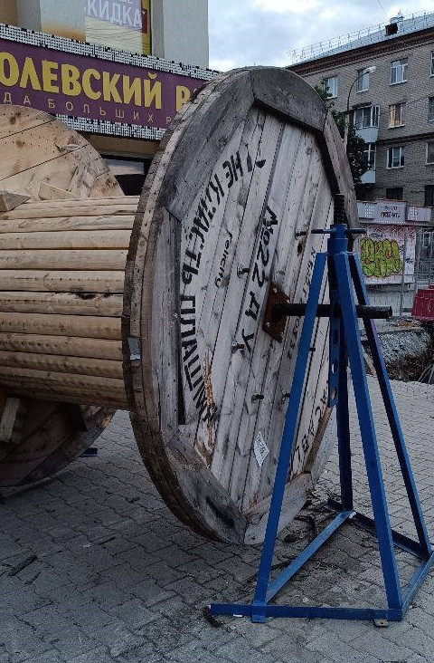 Домкрат кабельный винтовой ДК-8ВЕ МАЛИЕН,  барабаны до № 26, г/п до 8 тонн (комплект: 2 стойки, 2 винтовые тяги на подшипниках, ось d=64 мм, L=2500 мм с поджимными башмаками)
