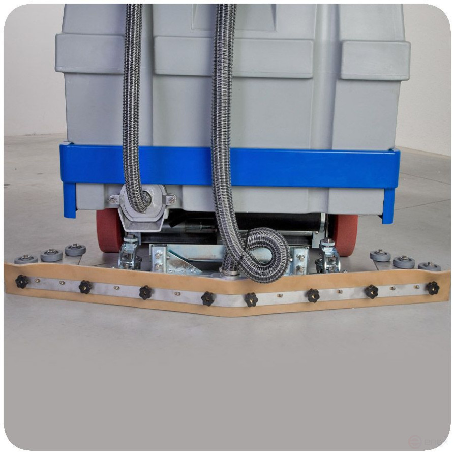 Battery cleaning machine with operator