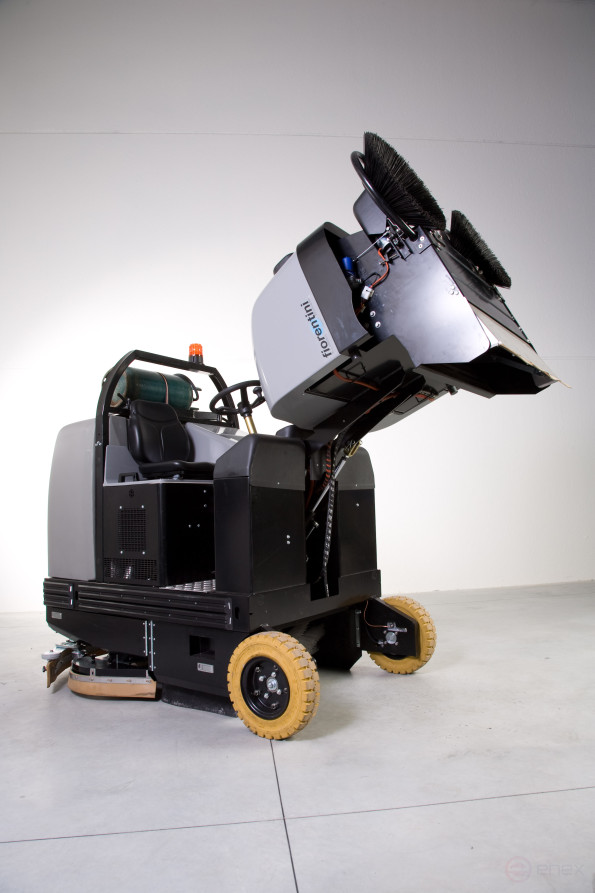 Подметально-поломоечная машина с местом оператора с дизельным двигателем I 115 SSDB