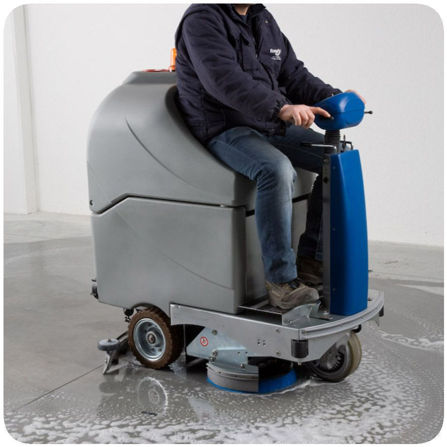 Battery cleaning machine with operator