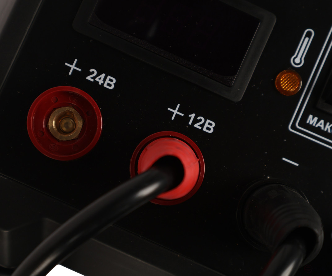 Устройство пуско-зарядное 12-24V/20-700Ач/300А передвижное GTE