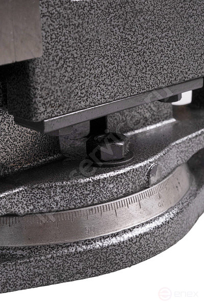 Тиски станочные 136мм с откр.винтом поворотные QB136