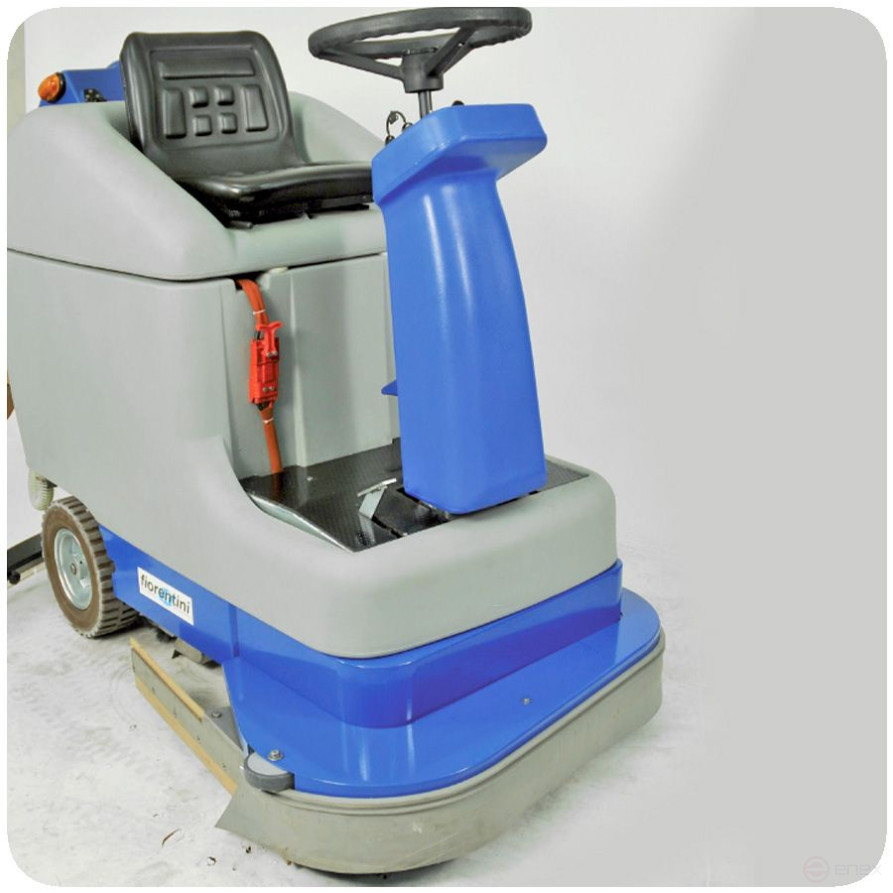 Поломоечная аккумуляторная машина с местом оператора SMILE 80M, c АКБ Гель 240 Ач